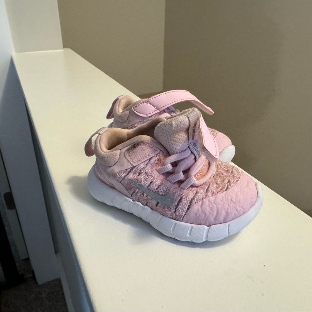 Nike Free RN 2021 "Pink Foam/Metallic Silver/White
Gently used PINK/GREY
SIZE: 4